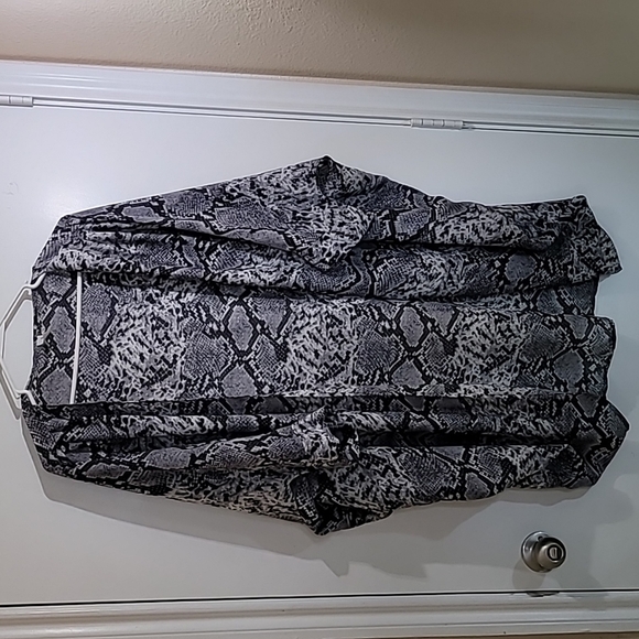 L Love Women's Reptile Kimono  Size Small - Picture 1 of 8